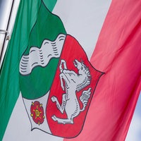 Eine Flagge mti dem Landeswappen von NRW