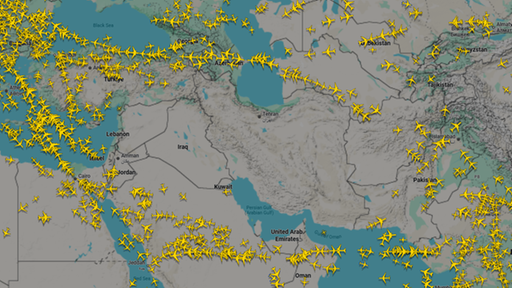 Karte von flightradar24.com zeigt Flugverkehr nach Angriff auf Iran: Flugzeuge umfliegen Iran. Stand: 28.02.2026, 11:15 Uhr