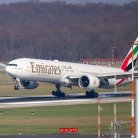 Flugzeug der Fluglinie Emirates am Flughafen in Düsseldorf