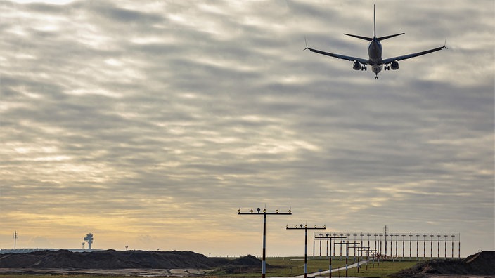 Flugzeug im Landeanflug am Düsseldorfer Flughafen
