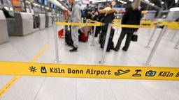 Passagiere checken am Flughafen Köln/Bonn ein.
