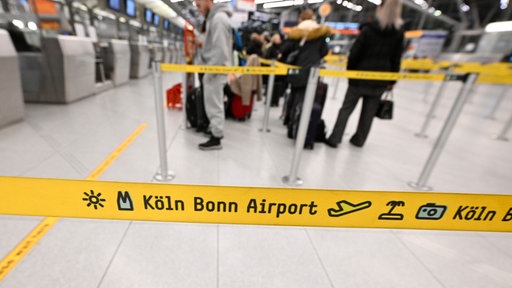 Passagiere checken am Flughafen Köln/Bonn ein.