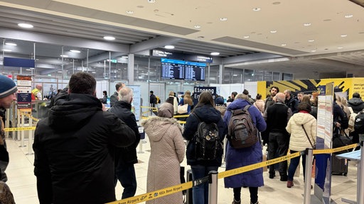 Eine lange Warteschlange vor der Sicherheitskontrolle am Kölner Flughafen