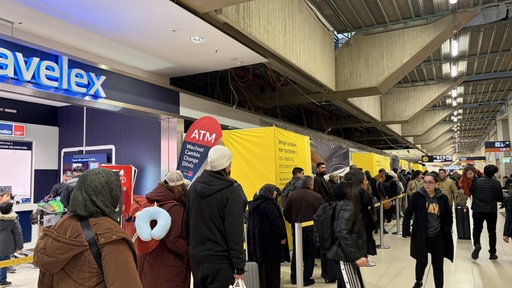 Eine lange Warteschlange vor der Sicherheitskontrolle am Kölner Flughafen
