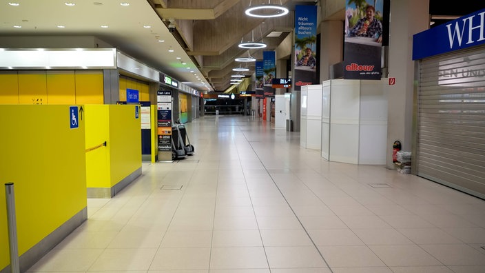 Leere Gänge am Flughafen Köln/Bonn