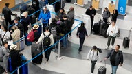 Reisende am Flughafen in den USA