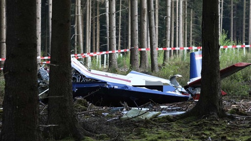Trümmer eines Kleinflugzeugs in Aachen