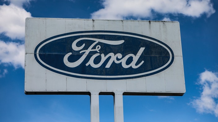 Ford-Logo vor dem Ford Werk in Köln