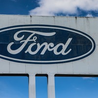Ford-Logo vor dem Ford Werk in Köln