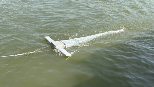 Manta-Trawl im Wasser