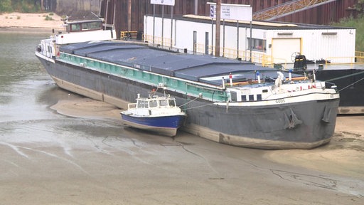 Frachtschiff auf Rheinsand