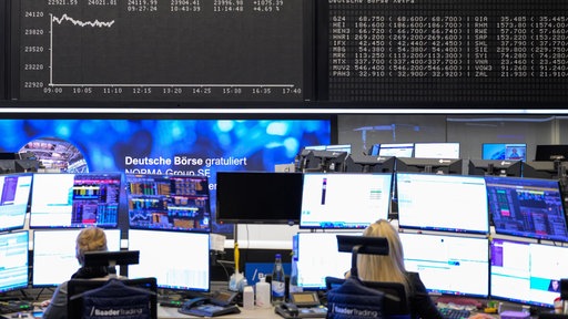 Blick auf eine DAX-Anzeigetafeln in der Frankfurter Börse