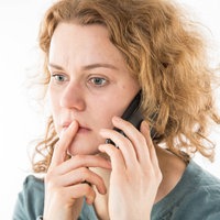 Frau telefoniert besorgt mit dem Handy