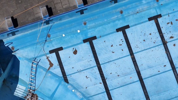 Ein marodes geschlossenes Freibad