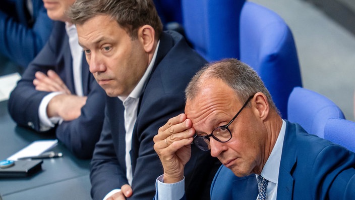 Bundeskanzler Friedrich Merz (CDU) neben Lars Klingbeil (SPD), Bundesminister der Finanzen im Bundestag
