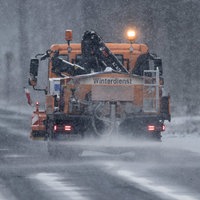  Ein Räum- und Streufahrzeug des Winterdienstes fährt im dichten Schneetreiben in Köln