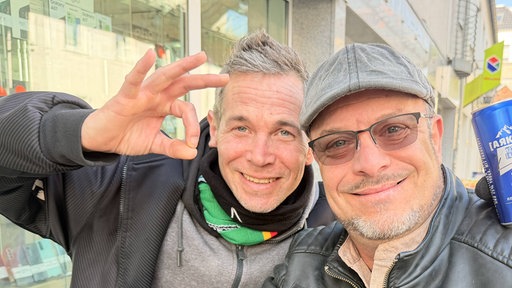 Andreas Rave (rechts) hält mit seinem Rad zum Plausch an