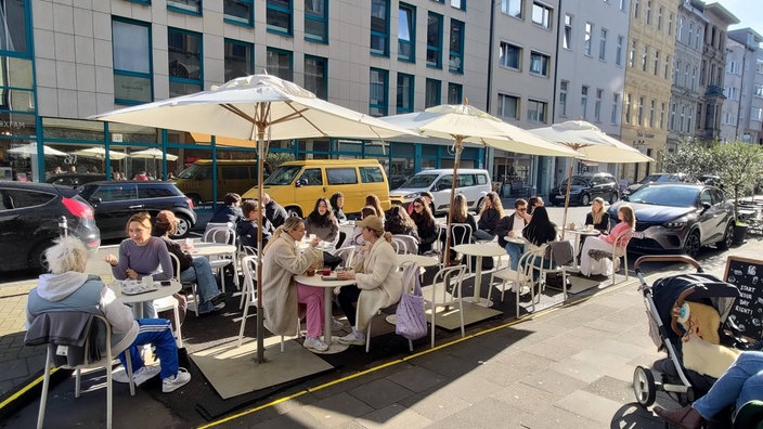 Viel los im Straßencafé im Belgischen Viertel in Köln