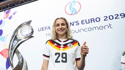 Die deutsche Fußballerin Vanessa Diehm posiert nach der Wahl Deutschlands als Gastgeber der UEFA Women's EURO 2029