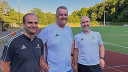 von links DFB Stützpunkttrainer Sven Klein, Vorsitzender des Kreissportgerichts Siegen Wittgenstein Maik Otto, DFB Stützpunkttrainer Michael Gipperich