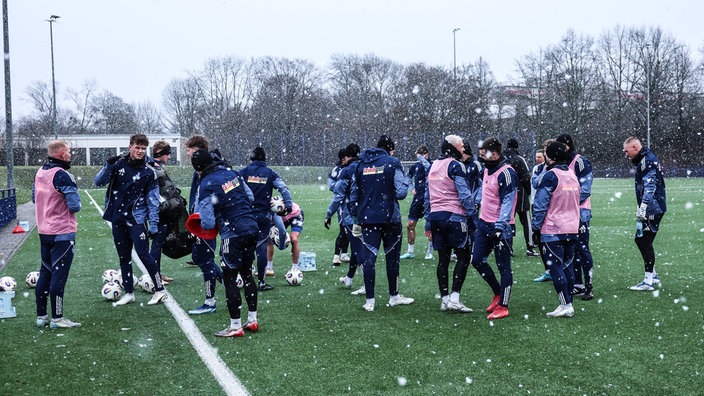 Die Spieler des MSV Duisburg auf dem Trainingsgelände beim Winter-Trainingsauftakt im Schnee 