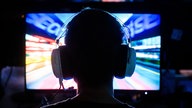 EIn Gamer sitzt vor seinem Computer