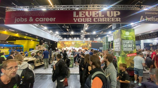 Der Bundeswehrstand in Halle 10.1. auf der Gamescom mit vielen Besuchern