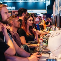 Besucher auf der Gamescom 2025 in Köln testen Videospiele 