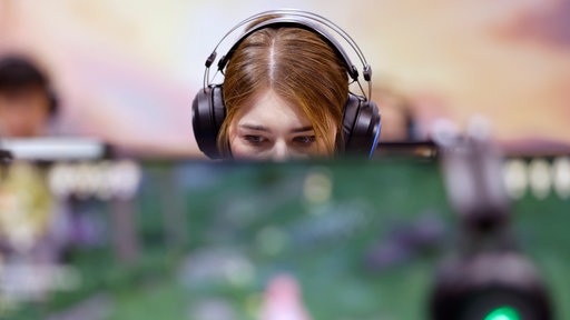 Besucher auf der Gamescom testen Videospiele