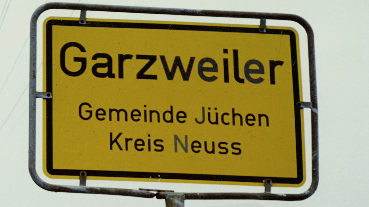 Ortsschild "Garzweiler" am Ortseingang