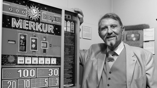  Paul Gauselmann, steht am 29.07.2014 am ersten Merkur Spielautomaten "Merkur B" von 1977