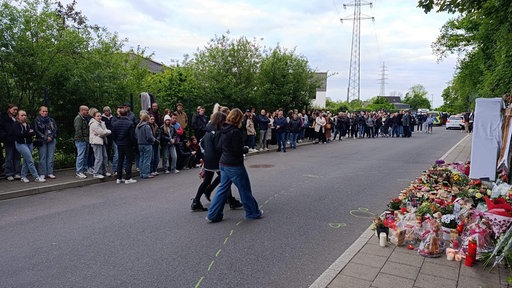 Mehr als 100 Menschen trauern in Remscheid