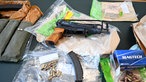 Sichergestellte Waffen und Patronen liegen auf einem Tisch