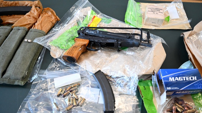 Sichergestellte Waffen und Patronen liegen auf einem Tisch