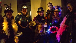 Gruppe verkleideter Menschen mit Musikinstrumenten
