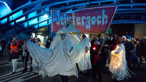 Menschen vor dem Banner mit der Aufschrift "Jeisterzoch"