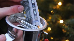 Eine Frau spendet Geld 