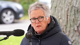 Elfriede Sauerwein-Braksiek sprach per Mikrofon zu den Trauernden