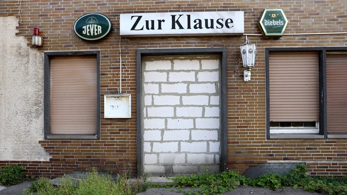 Die Tür einer geschlossenen Eckkneipe in Marl ist zugemauert.
