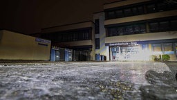 Eingang einer Gesamtschule mit vereisten Boden