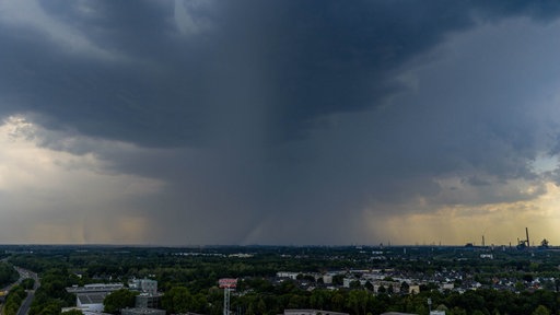 Dunkle Gewitterwolken über dem Duisburger Süden