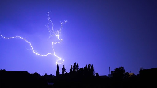 Blitze über Hönnepel, Ortsteil von Kalkar in der Nacht