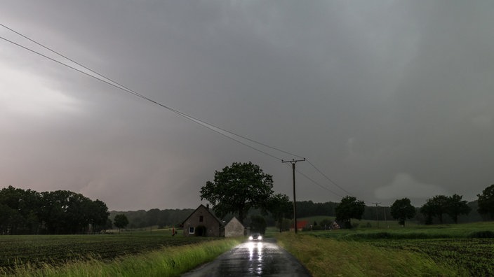Auto in Gewitter mit Starkregen in Ibbenbüren am 29.05.26