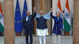 Der indische Ministerpräsident Narendra Modi begrüßt Antonio Costa und Ursula von der Leyen