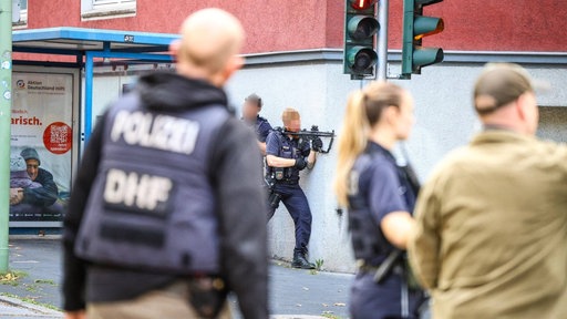 Bewaffnete Polizisten während des Einsatzes