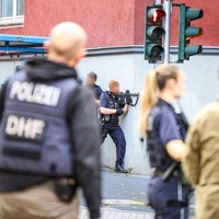 Bewaffnete Polizisten während des Einsatzes