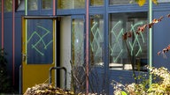 An einem Schulgebäude wurden mehrere Hakenkreuze auf die Fenster gesprüht