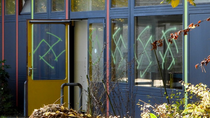 An einem Schulgebäude wurden mehrere Hakenkreuze auf die Fenster gesprüht