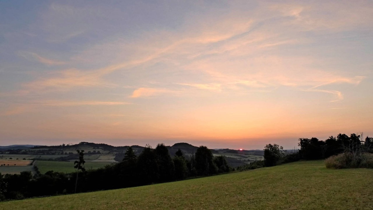 Sonnenaufgang oder -untergang am Hallenberg im Sauerland