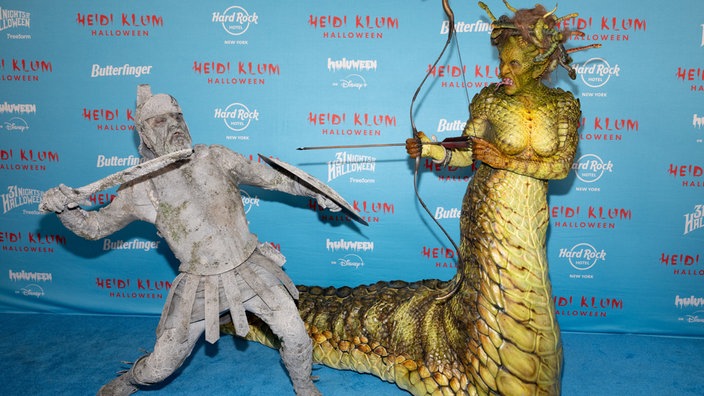 Heidi Klum und Tom Kaulitz verkleidet als Medusa und versteinerter Mensch 